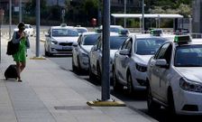 Una viajera se acerca a los taxis que hacen cola en el aeropuerto de Alvedro. 