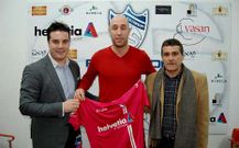 Jos� Ram�n se present� ayer con nuevo jugador del Futsal A Estrada.