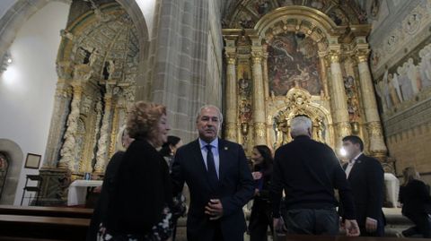 El alcalde de Monforte, Jos Tom, saluda a las integrantes de la cofrada de la Virgen de Montserrat durante el acto de presentacin del final de las obras en la iglesia