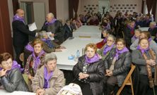 El alcalde de Ponteceso, Jos� Luis Fondo Aguiar, haciendo entrega de los diplomas a los mayores de su municipio. 