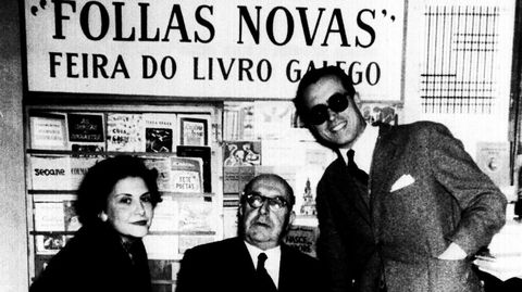 El escritorio con su mujer Anisia, tambin escritora, y Otero Pedrayo en 1959