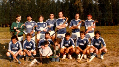 Foto antigua del equipo del Santo Domingo que se proclam campen de la Liga Norte en el 84. De izquierda a derecha y de arriba a abajo: A. Solar, Cadillo, J. Carlos, Nez, Javier, Marcos, Nogueira; Masito, Revillas, Garea (con sus sobrinos) Nel, Mguez y Jos Mara.