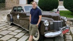 El escritor Eduardo Caamao, junto a un Cadillac similar al que utilizaba el general Patton