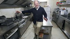 Arturo L�pez Bachiller, en la cocina de un local de Pontevedra