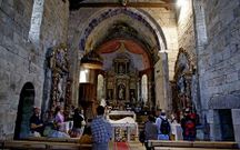 Visitantes en la iglesia de A Cova en O Saviao. 