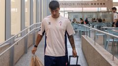 El jugador del Celta Miguel Rom�n, en la ma�ana de este martes en el aeropuerto de Peinador.