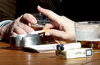 Imagen de archivo de unos fumadores en la terraza de un bar de Pontevedra.