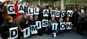 Jueces, fiscales y abogados se concentraron en Barcelona ante los juzgados y reclamaron la dimisi�n del ministro de Justicia.