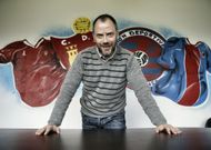 El dirigente unionista se siente c�modo en la activa sede del club en el campo de O Couto. 