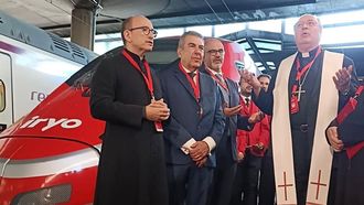 Imagen de la bendici�n de los obispos al tren de Iryo