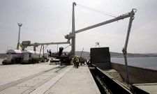 Operaci�n de succi�n del cemento para el traslado a los camiones de Bombeos Carral.