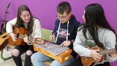 Marta, Hugo e Cristina durante os ensaios da composici�n baseada no poema �En las orillas del Sar�, de Rosal�a de Castro