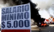 Un piquete logra cortar el tr�fico en un c�ntrico puente de la capital bonaerense.