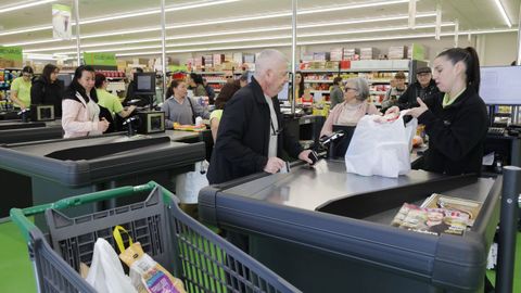Clientes en un supermercado Cuevas Cash en Burela, en una imagen de archivo