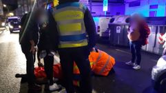 Polic�as locales y sanitarios atendiendo a un hombre atropellado en Poio