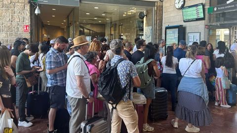 Im�genes de la estaci�n de Ourense tras los retrasos de los trenes con destino a Santiago