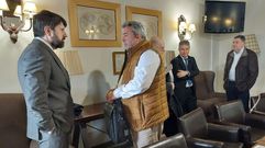 El coordinador del plan (izquierda) habla con el gerente de la cooperativa Lemos 