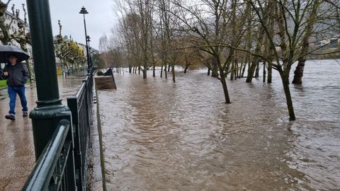 El Sil se ha tragado toda la zona baja de Malec�n de O Barco y amenaza con saltar al paseo