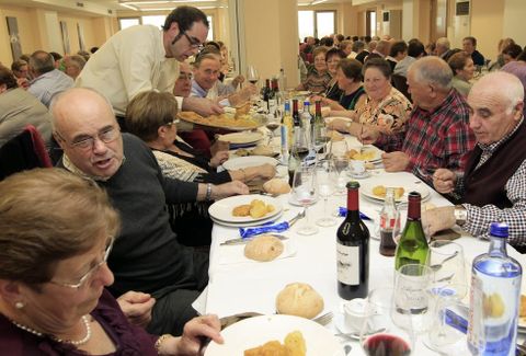 Los miembros de Xuntanza, de Burela, en la comida que los reuni. 