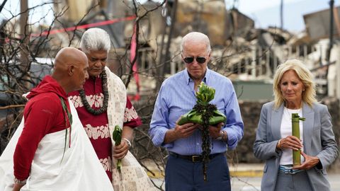 El presidente estadounidense, Joe Biden, y la primera dama en una ceremonia tradicional en su visita a la ciudad de Lahaina, devastada en los fuegos