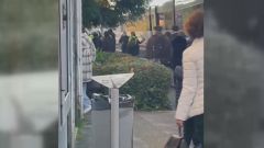 Altercado en la estaci�n de Catoira: un grupo de j�venes se enfrentan a los vigilantes y hacen pintadas en el tren