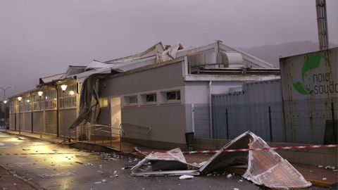 El temporal levanta el techo de la piscina municipal de Noia