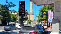 Panel de precios en una gasolinera de Oporto.