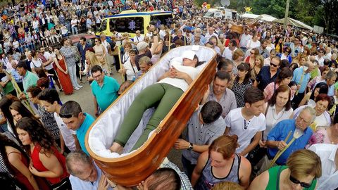 Desfile de ocho ata�des en la �romer�a de los muertos� de Santa Marta de Ribarteme