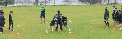 Jos� Manuel Aira dirigi� ayer por la ma�ana un �ltimo entrenamiento pasado por agua en el campo anexo de A Malata.