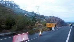 Un argayo corta la A-8 en Cantabria.Un argayo corta la A-8 en Cantabria