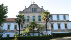 El balneario de Cabreiro� lleva d�cadas cerrado. Las aguas, analizadas en su d�a por Ram�n y Cajal, se pueden tomar en el quiosco octogonal del recinto termal. 
