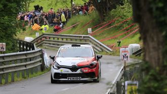 Luis Penido, con su Renault Clio
