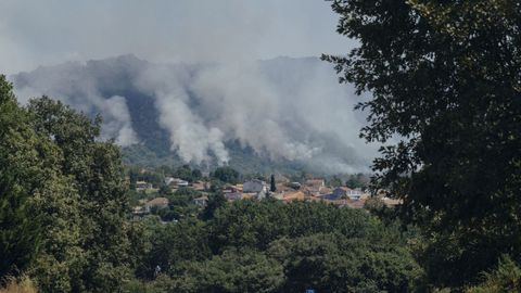El fuego de Vilardev�s oblig� a confinar a los vecinos de dos poblaciones