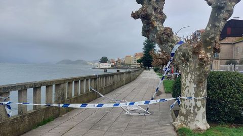Un hundimiento del suelo oblig� a cerrar parte del paseo mar�timo de Bueu