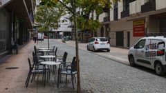 Coches estacionados en la ra Florentino Cuevillas de Ourense