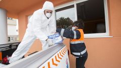Reparto de alimentos y material escolar por parte de Protecci�n Civil en Cabana