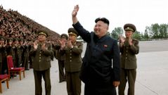 Kim Jong-un saluda a sus soldados durante la contrucci�n de un hostal de trabajadores