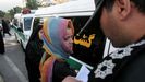 Un polic�a de la moral iran� comprueba la identidad de una mujer detenida durante las protestas en Teher�n