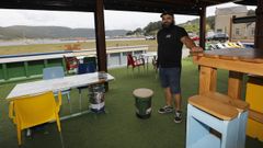 Borja Fern�ndez, en las instalaciones del chiringuito ubicado en el antiguo varadero de O Vicedo