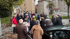 Borja Verea reuni� a una treintena de vecinos de la calle Garc�a Lorca en su visita a la zona ante la prolongaci�n de la paralizaci�n de las obras de reforma de la r�a.