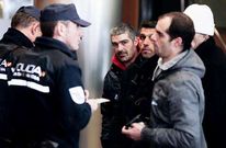 Representantes de los mariscadores furtivos dialogan con los agentes en el edificio de la Xunta. 