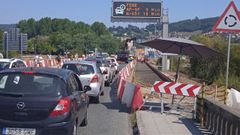 Retenci�n en la avenida Ricardo S�nchez, en Pontedeume, por las obras de las aceras de la ponte de Pedra