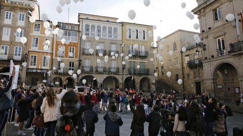 Paz Ourense.Lectura de manifiesto y suelta de globos en la praza Maior de Ourense