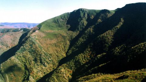 Nunatak o horn. El monte Formigueiros, en cuya ladera se halla el bosque de la Devesa da Rogueira, es un ejemplo t�pico de pico monta�oso modelado por los glaciares