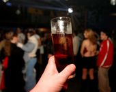 Los locales de copas se comprometen a impedir el acceso del alcohol a los menores.