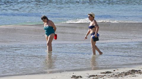 Ba�istas en la playa de Silgar, Sanxenxo