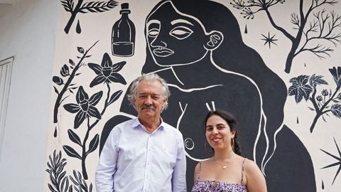 La artista Carmen Seijas junto con el alcalde de Caldas de Reis, Juan Manuel Rey, posando con la obra de la artista