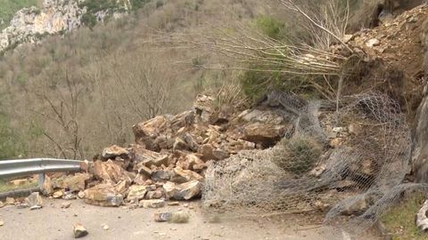 Un desprendimiento de rocas mantiene cortada la carretera PO-2, en el concejo de Ponga