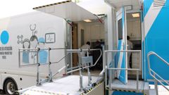 La unidad m�vil de resonancia magn�tica se desplaza mensualmente al hospital de Barbanza