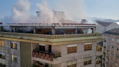 Espectacular incendio en un �tico del centro de Ourense